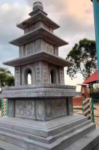 Kích thước mộ tháp đá được thiết kế rất đa dạng, tùy thuộc vào diện tích khu vực đặt mộ