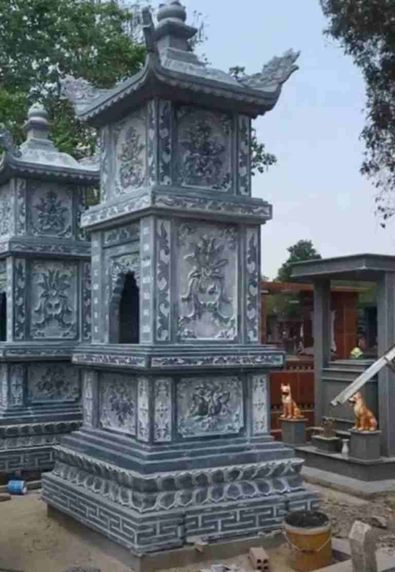 Mẫu mộ tháp đá cổ kính được làm từ đá nguyên khối mang màu xanh đen đẹp, thẩm mỹ