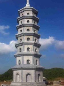 Mẫu mộ tháp đá gồm nhiều tầng lẻ chồng lên nhau nên trông nó như một tòa tháp cổ kính