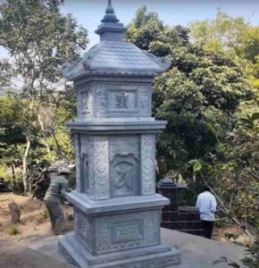 Mỗi tầng của mộ tháp thường chạm khắc hoa văn tinh xảo, với ý nghĩa tâm linh sâu sắc